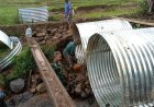 Anggota Koramil 2402/Cicalengka bergotong royong bersama warga Masyarakat membuat jembatan Aramco