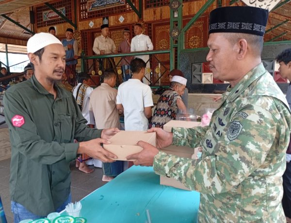 Danramil 2402/Cicalengka Beserta Anggota Laksanakan Giat Jumat Berkah di Masjid Al Mubaroq